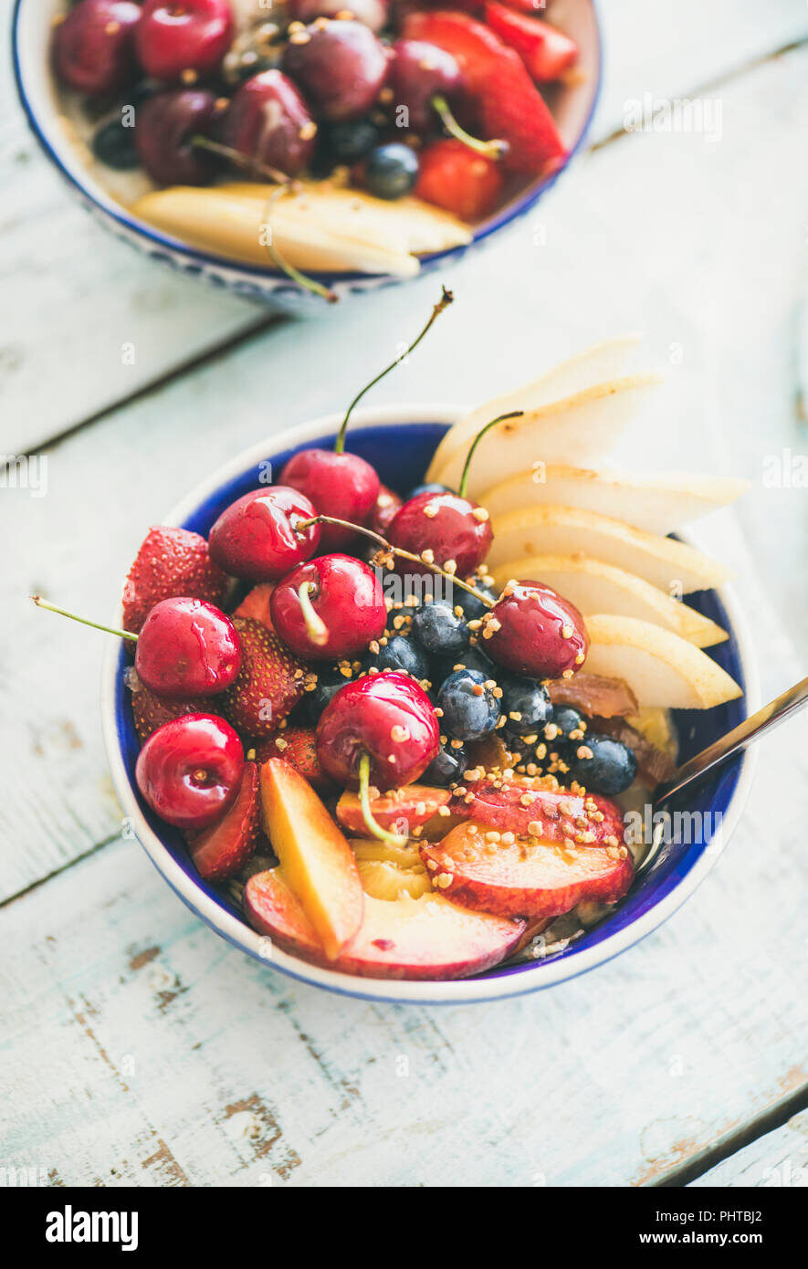 healthy-breakfast-smoothie-bowl-with-fresh-fruit-and-berries-bee-pollen-and-honey-on-blue-table-background-clean-eating-vegan-weight-loss-alcalin-phtbj2-3533910