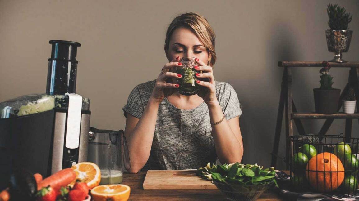 woman-juicing-1296x728-2020214