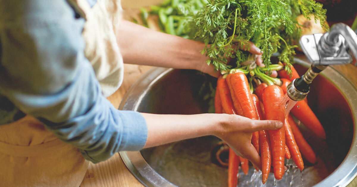 4922-woman_washing_carrots-1200x628-facebook-3124813
