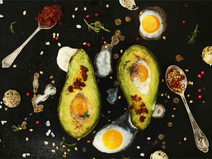 homemade-appetizer-baked-avocado-with-quail-eggs-black-salt-and-chili-sauce