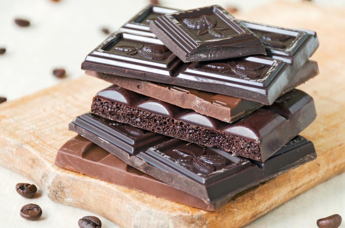 dark-and-milk-chocolate-stacked-5093554