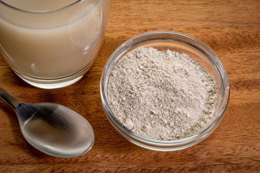 food-grade-diatomaceous-earth-supplement-powder-and-in-a-glass