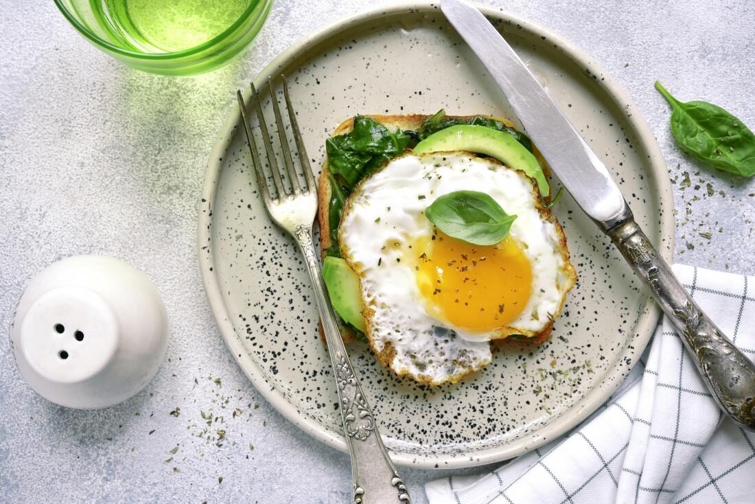 egg-spinach-and-avocado-on-toast-8564160