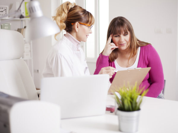 overweight-women-at-nutritionists-office
