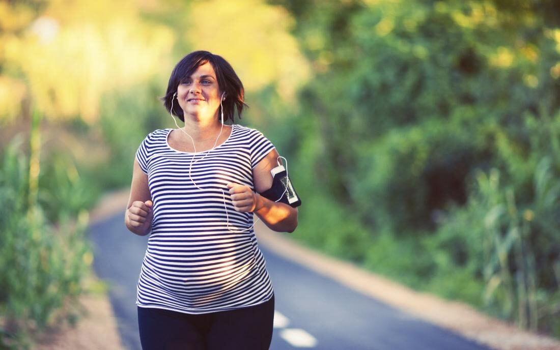 how-to-safely-lose-weight-during-pregnancy-running-8235463