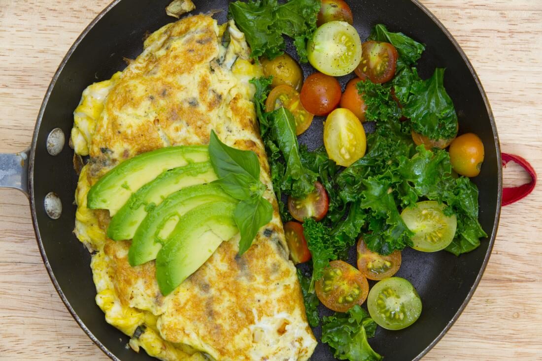 omelette-and-avocado-for-a-low-carb-high-fat-diets-8366326
