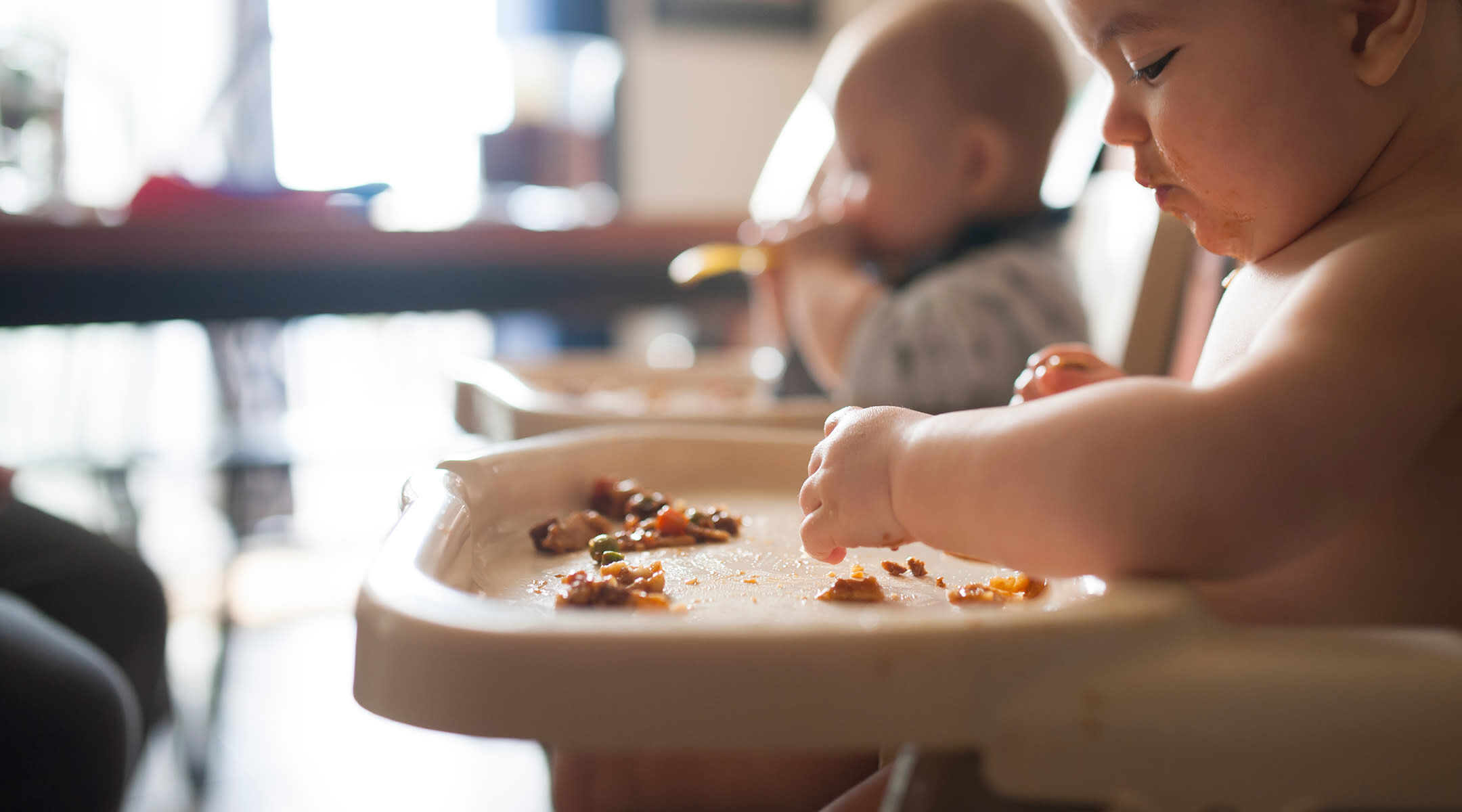 when-start-solid-food-baby-eating-2160x1200-9480159